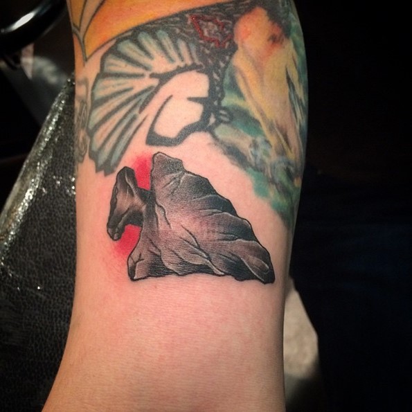 small-arrowhead-tattoo-wraps-a-bit-around-the-bicep