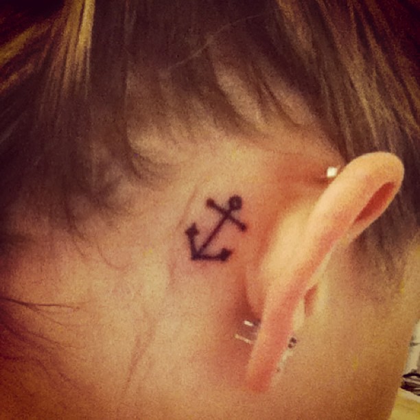 anchor-tattoos-behind-ear