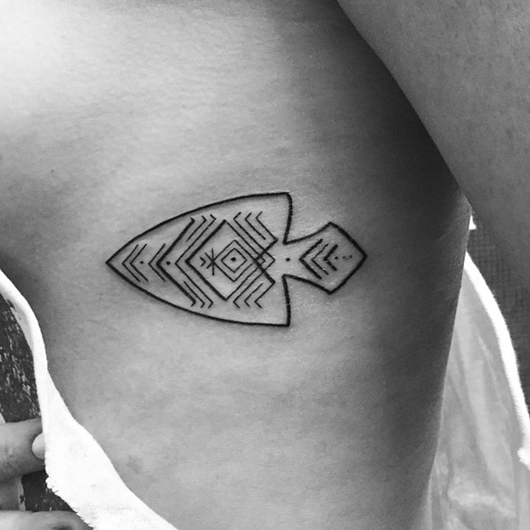 arrow-head-rib-tattoo-for-women