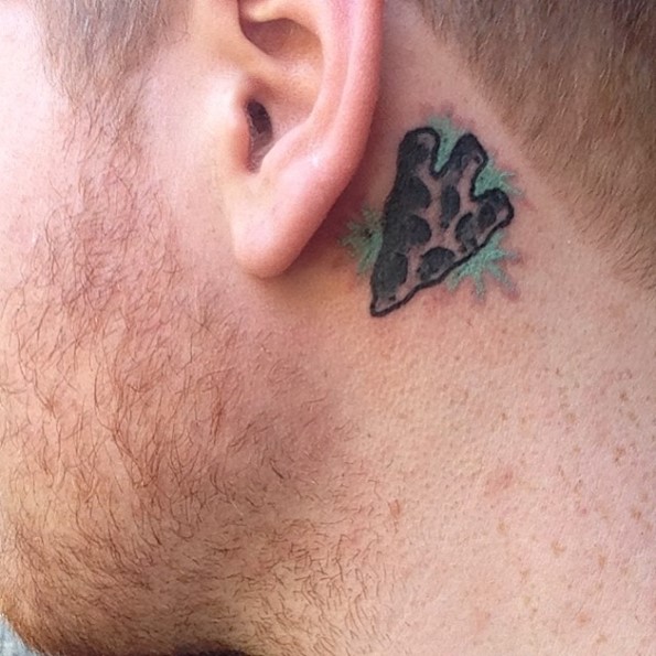 arrowhead-behind-the-ear-tattoo