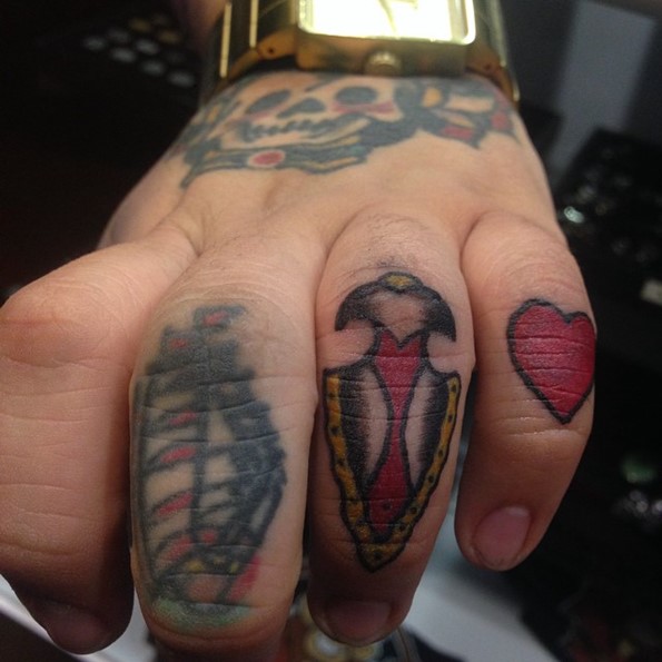 arrowhead-knuckle-tattoos