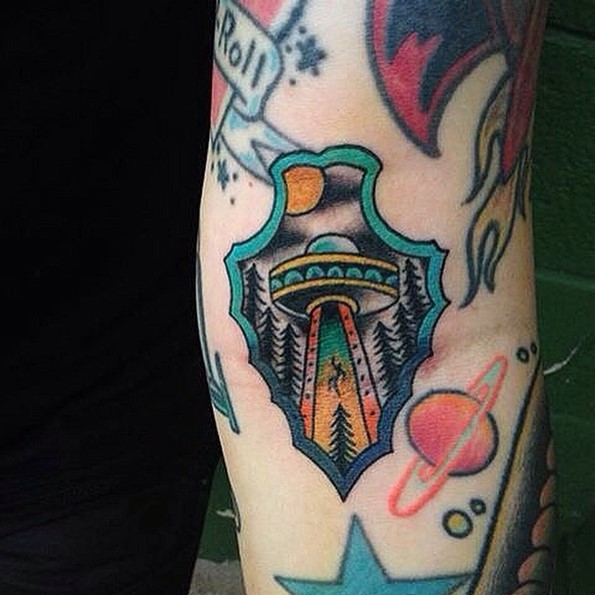 arrowhead-tattoo-with-flying-ufo-inside