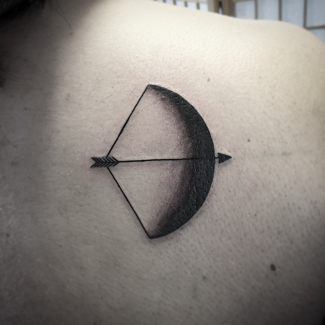 black-and-grey-bow-arrow-tattoo-shoulder