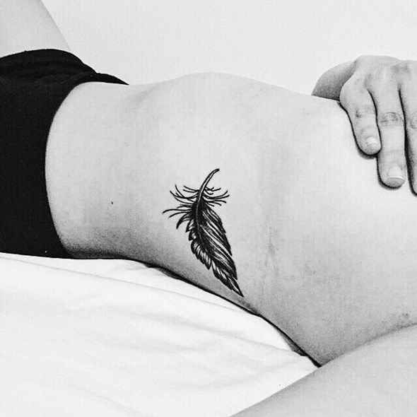 cute-small-feather-tattoo-on-ribs