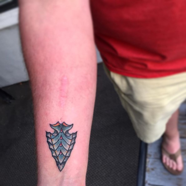 small-arrowhead-tattoos-on-wrist