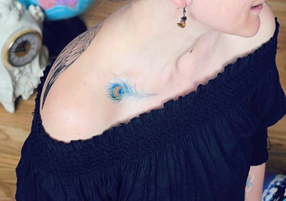 small-blue-peacock-feather-tattoo-on-collar-bone-567x399
