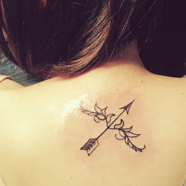 small-bow-and-arrow-tattoo-design-for-girl