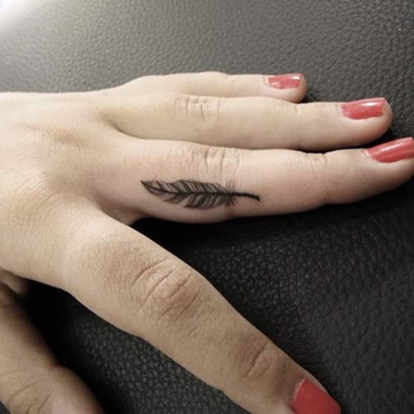 small-feather-tattoo-finger