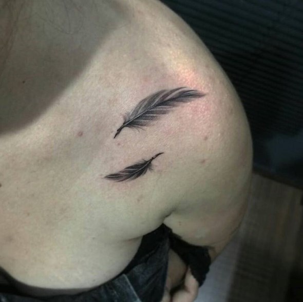 small-feather-tattoo-ideas-on-shoulder