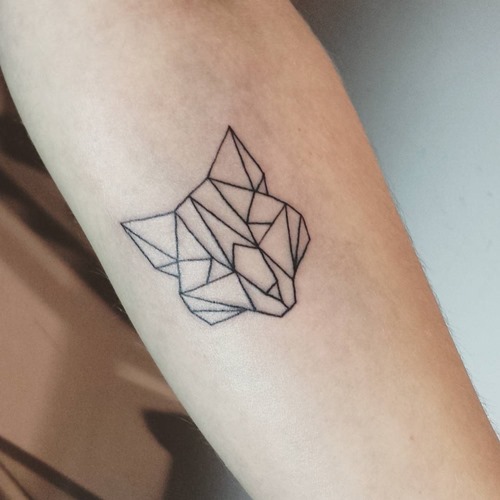 small-geometric-fox-head-tattoo-forearm