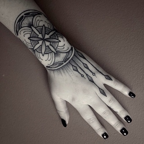 28-pretty-wrist-tattoos-for-women-and-girls-1