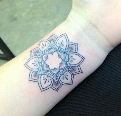 28-pretty-wrist-tattoos-for-women-and-girls-10