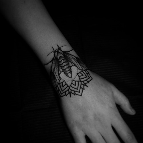 28-pretty-wrist-tattoos-for-women-and-girls-21