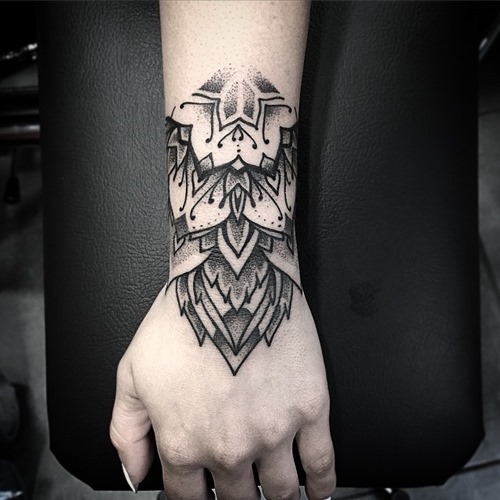 28-pretty-wrist-tattoos-for-women-and-girls-22