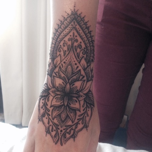 28-pretty-wrist-tattoos-for-women-and-girls-25