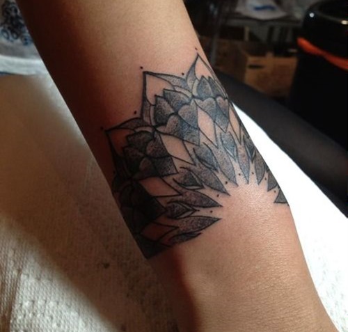 28-pretty-wrist-tattoos-for-women-and-girls-27