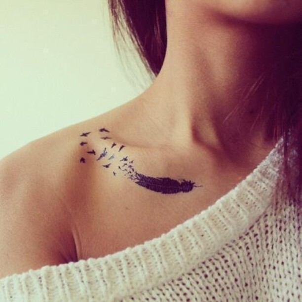 feather-tattoos-on-collar-bone