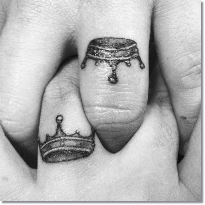 small-crown-tattoos-for-couples-2
