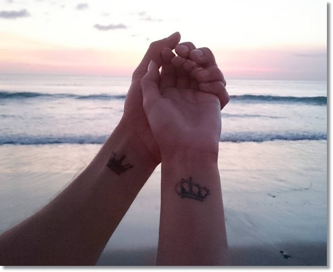 small-crown-tattoos-for-couples-22