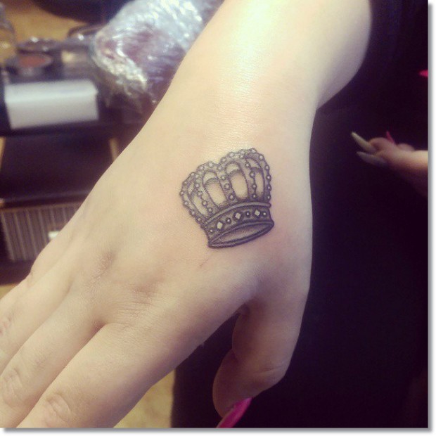 small-crown-tattoos-for-women-1-620x620