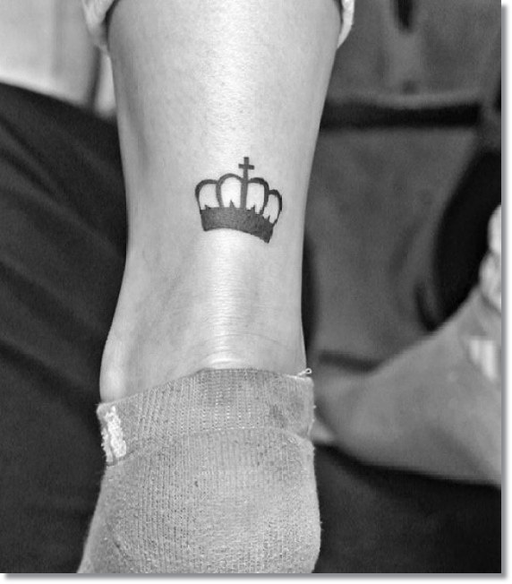 small-crown-tattoos-for-women-2