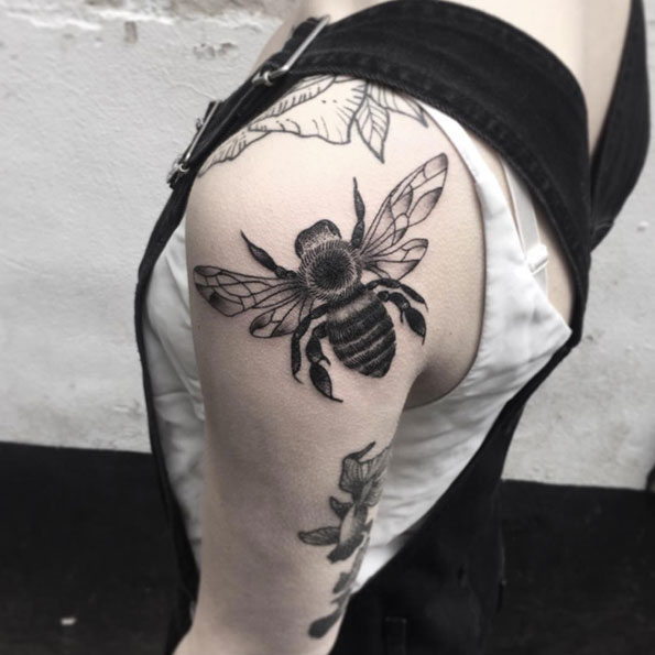 back-shoulder-bee-tattoo