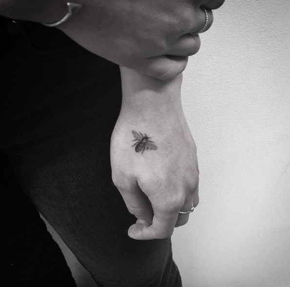 blackwork-bee-tattoo-1