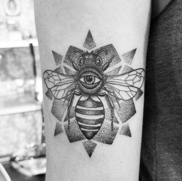 dotwork-bee-tattoo-1