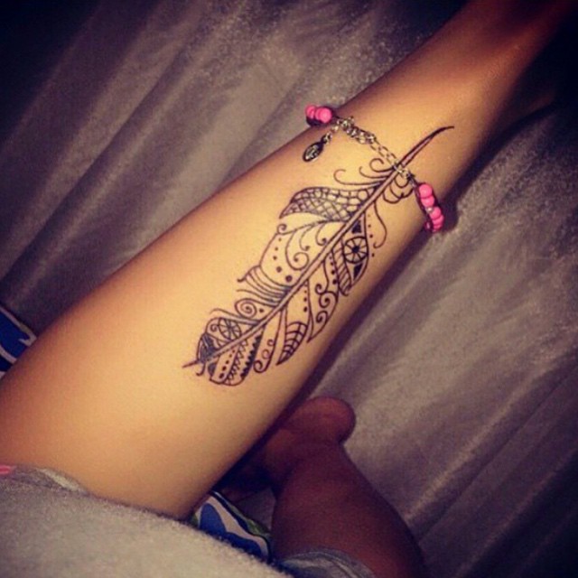 feather-tattoo-on-thigh