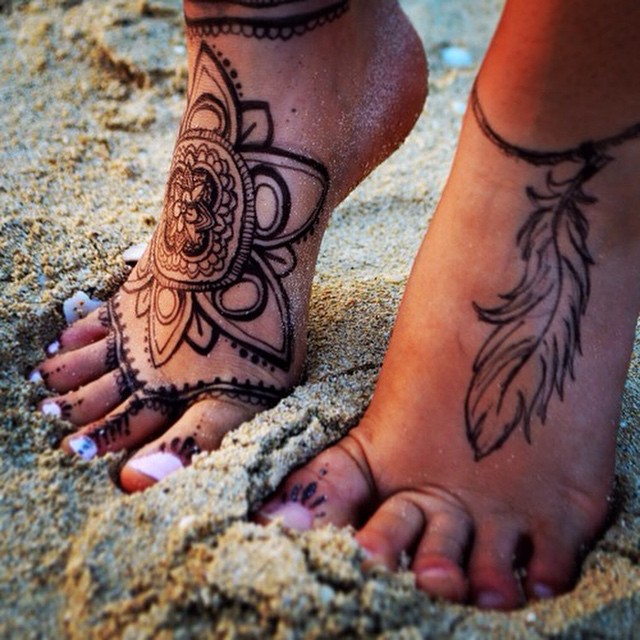 henna-feather-tattoo-on-foot