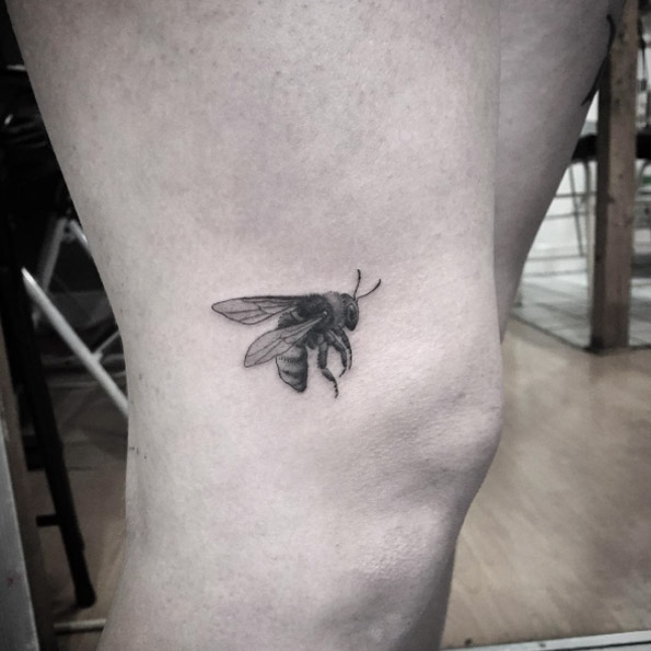 hyperrealistic-honeybee-tattoo