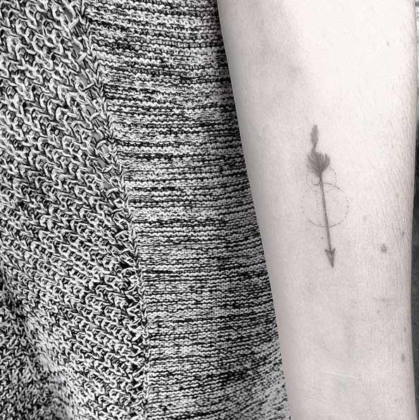 micro-arrow-tattoo
