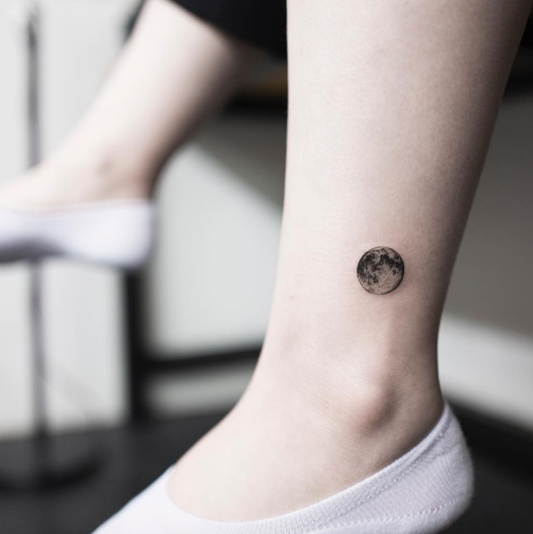 mini-moon-tattoo