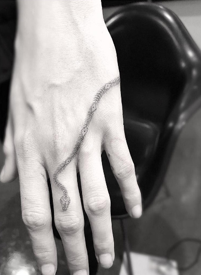 cara-delevingne-snake-tattoo