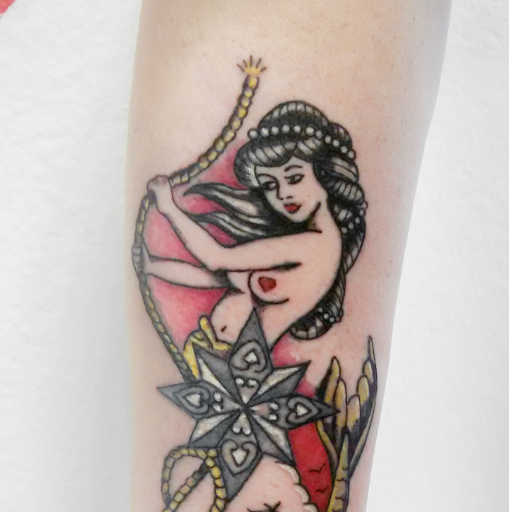 tatuaggio-sirena-old-school-su-braccio-cover-up-rosa-dei-venti-violet-fire-tattoo-tatuaggi-maranello-modena-evidenza