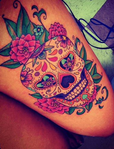 tatuaggio-teschio-messicano-e-fiori-385x500