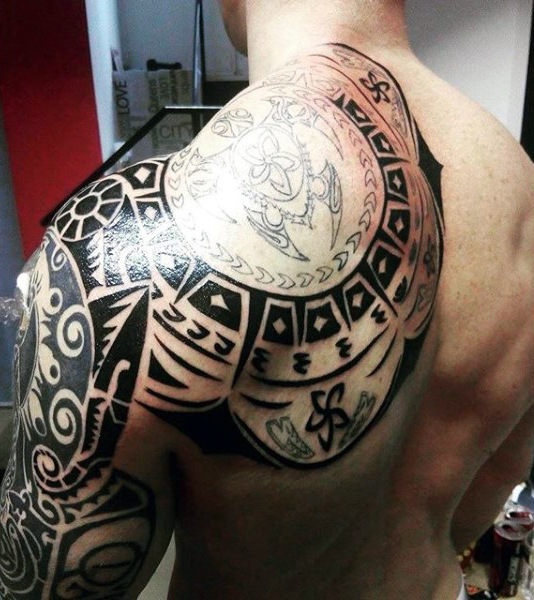 back-of-shoulder-maori-tattoos-on-guy