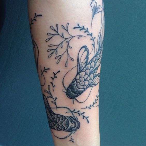 carpe-bianco-e-nero-tatuate-sul-braccio