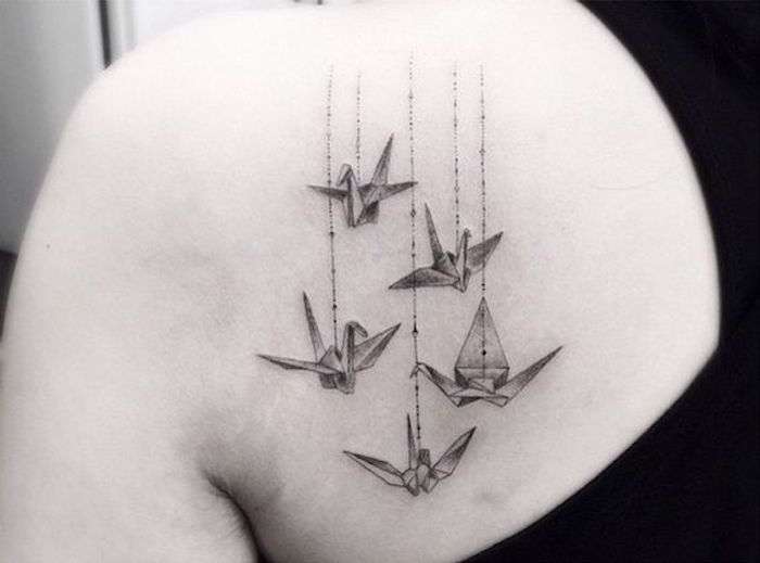 cascata-di-origami-sulla-scapola-come-tatuaggio-in-stile-giapponese