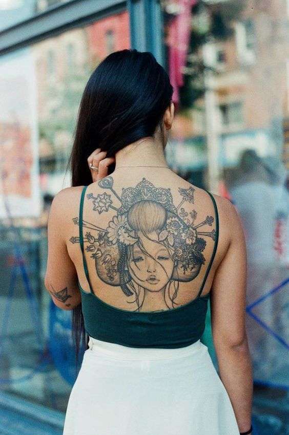 volto-di-geisha-tatuato-sulla-schiena