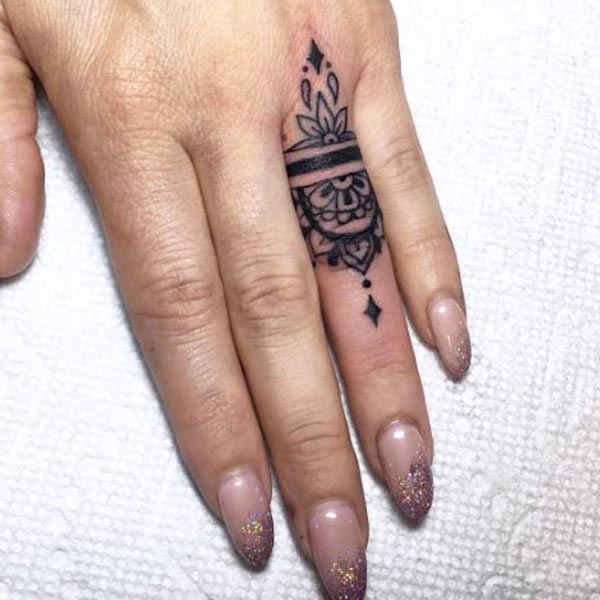 04-tfs-finger-tattoos