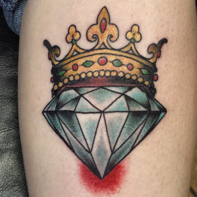 Crown-Diamond-Tattoo-On-Leg