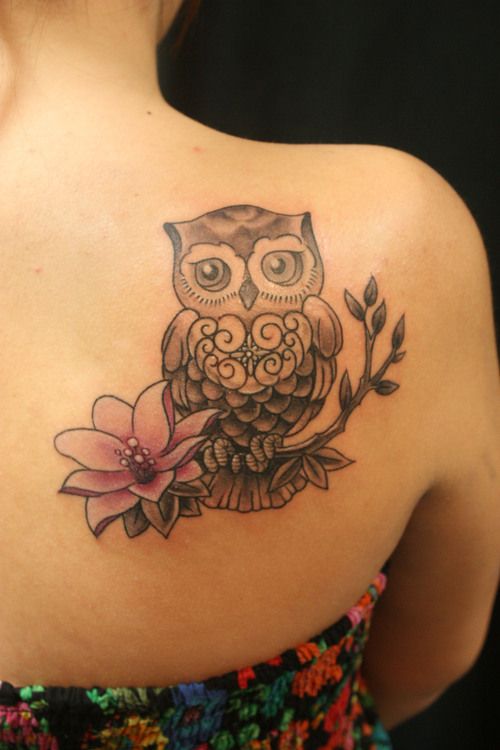 Tatuaggio-femminile-sulla-spalla-Gufo-con-fiore
