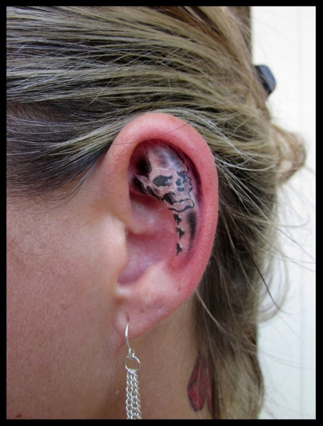 mini-skull-ear-tattoo-design-650x856