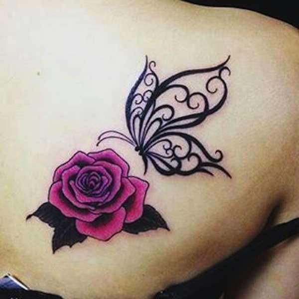 tatuaggio-con-farfalla-tribale-e-rosa