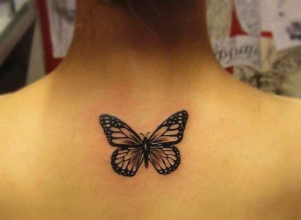 tatuaggio-farfalla-bianco-e-nero-sulla-schiena