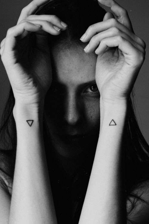 tatuaggio-minimal-con-doppio-triangolo-sui-polsi