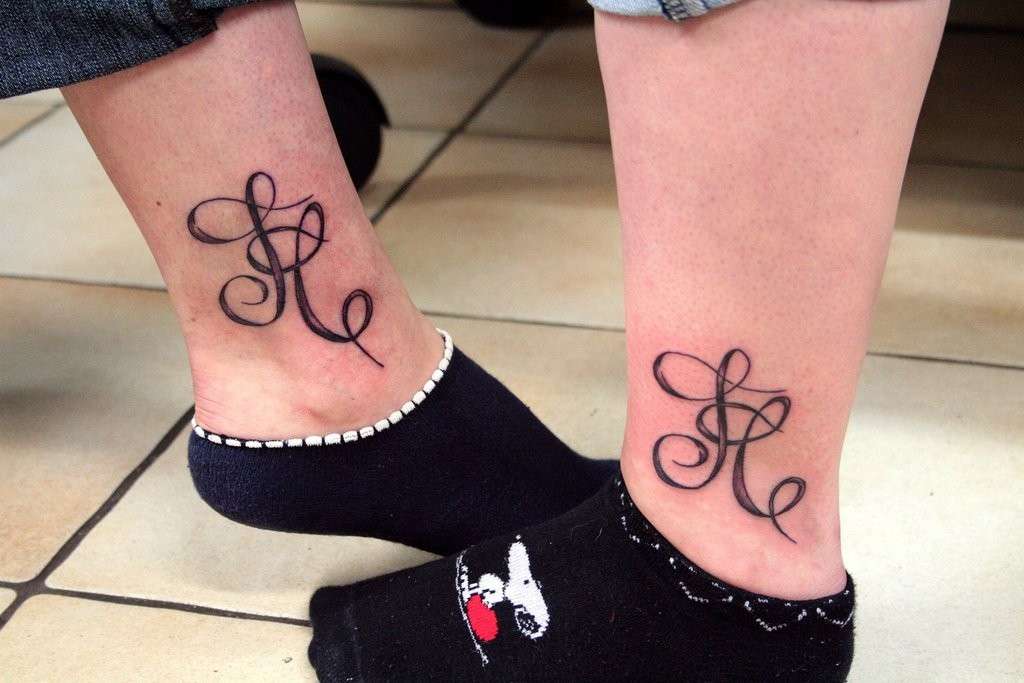 duo-di-tatuaggi-con-lettere-iniziali