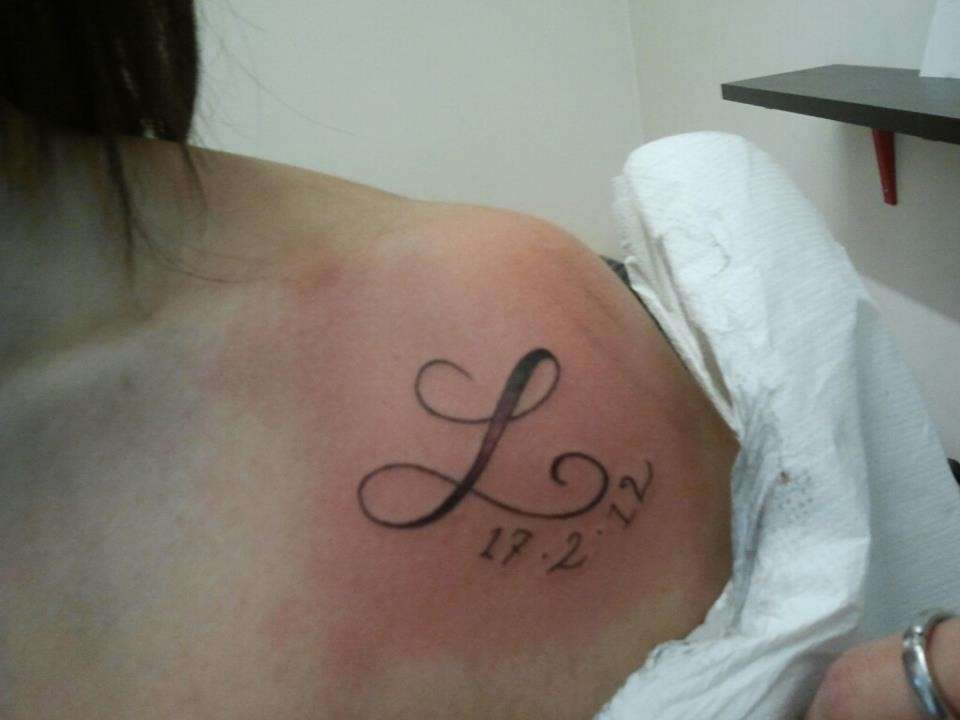 spalla-tatuata-con-lettera-l-in-corsivo