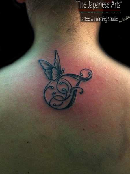 tatuaggio-farfalla-lettera_cezu292u